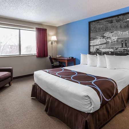 Super 8 By Wyndham Dubuque Motel Exterior photo