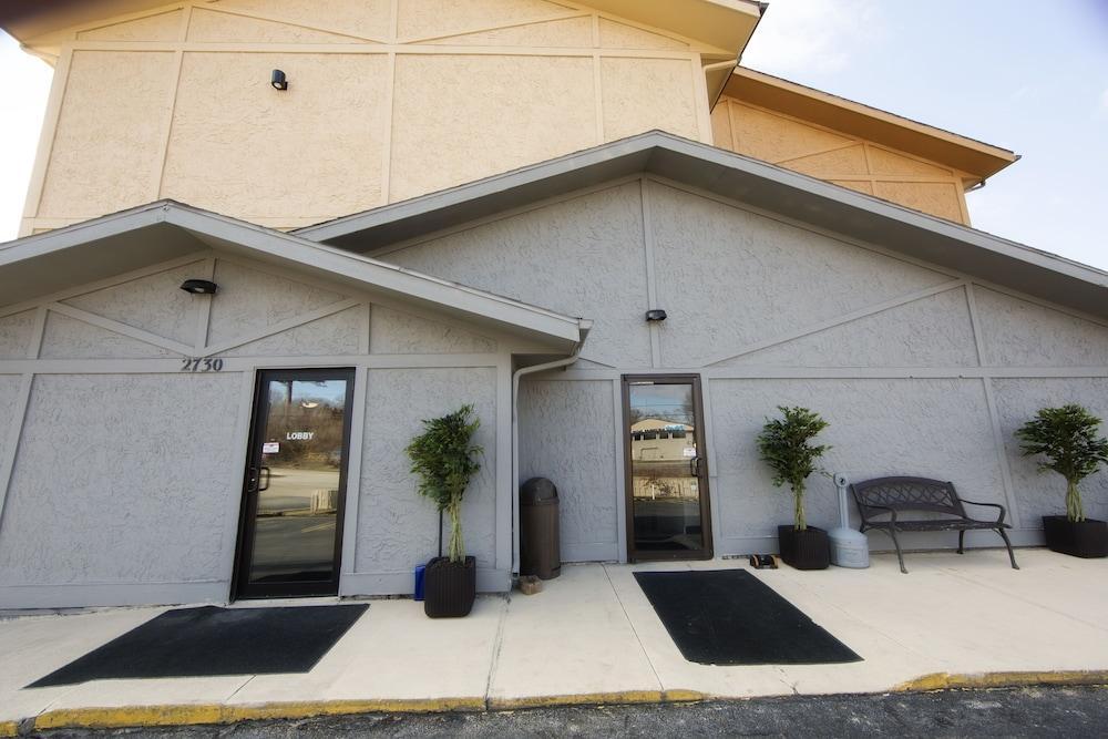 Super 8 By Wyndham Dubuque Motel Exterior photo