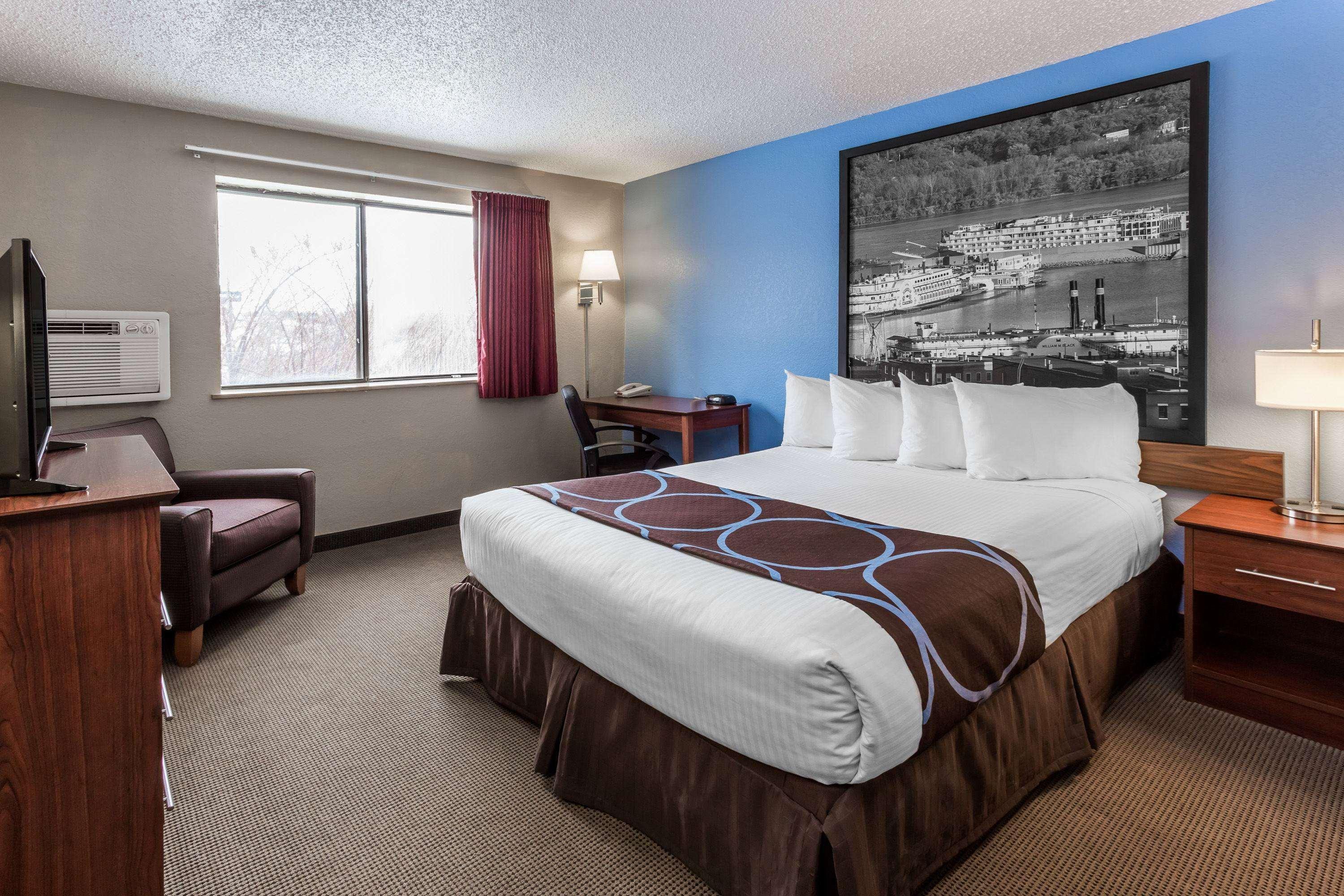Super 8 By Wyndham Dubuque Motel Exterior photo