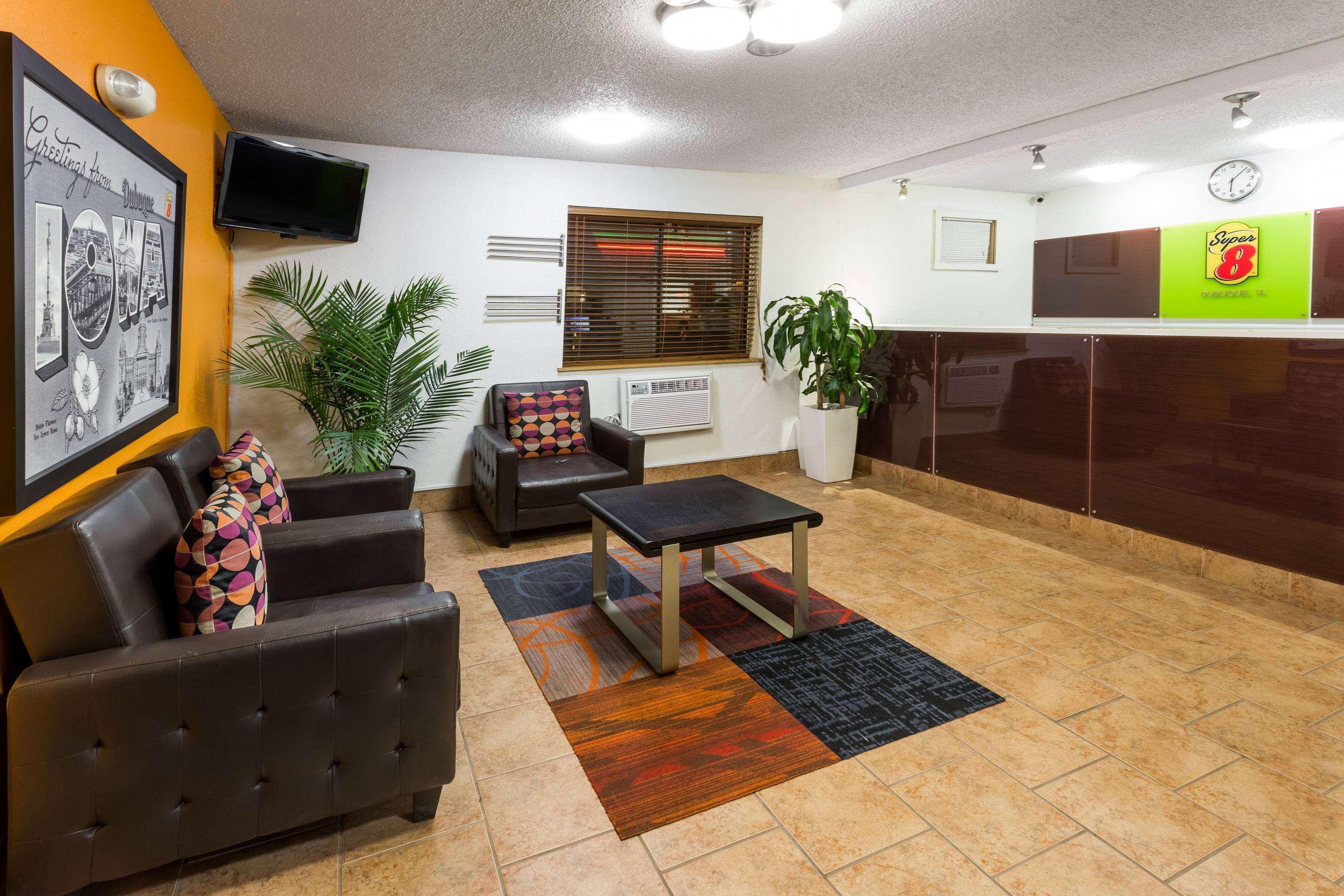 Super 8 By Wyndham Dubuque Motel Exterior photo