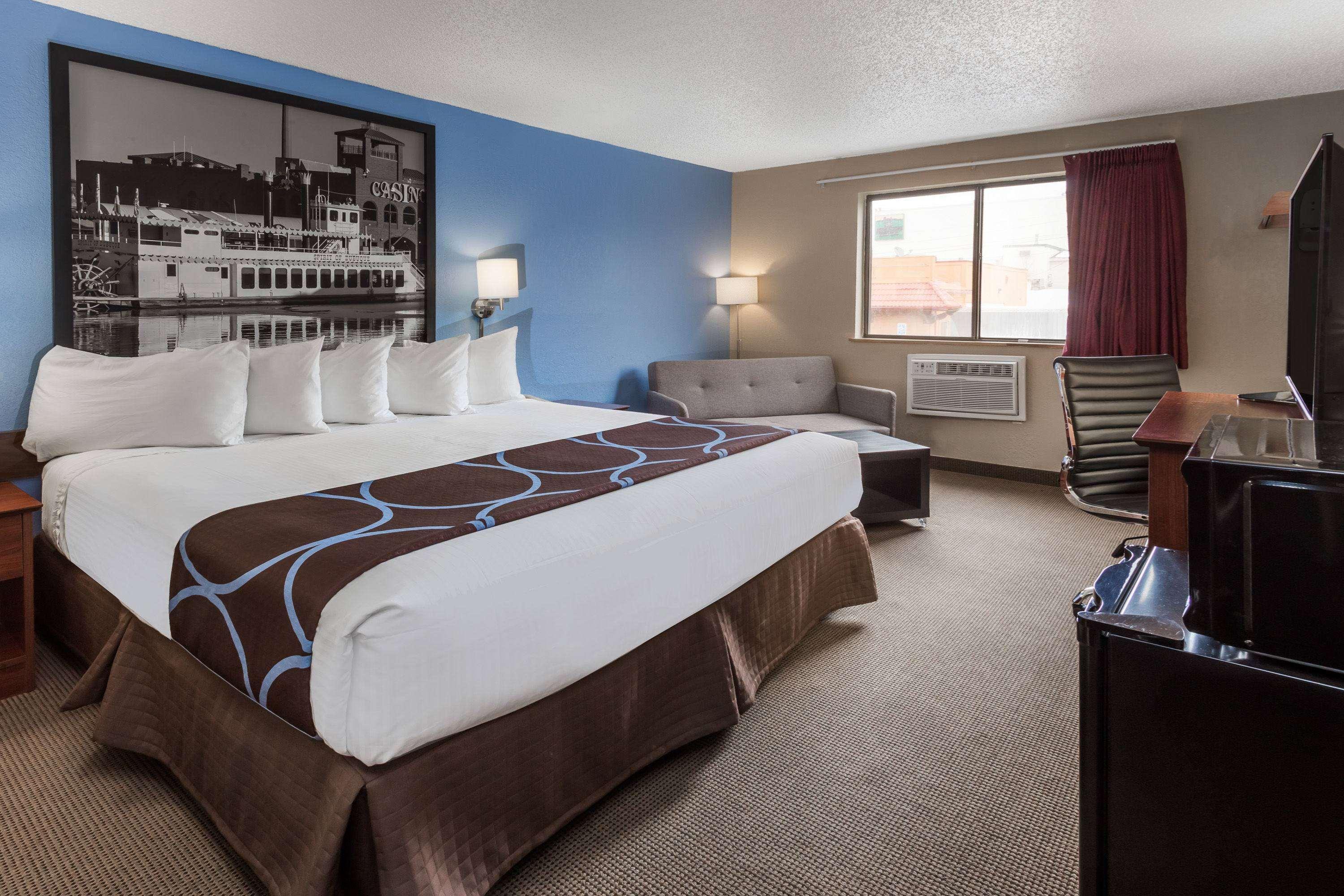 Super 8 By Wyndham Dubuque Motel Exterior photo