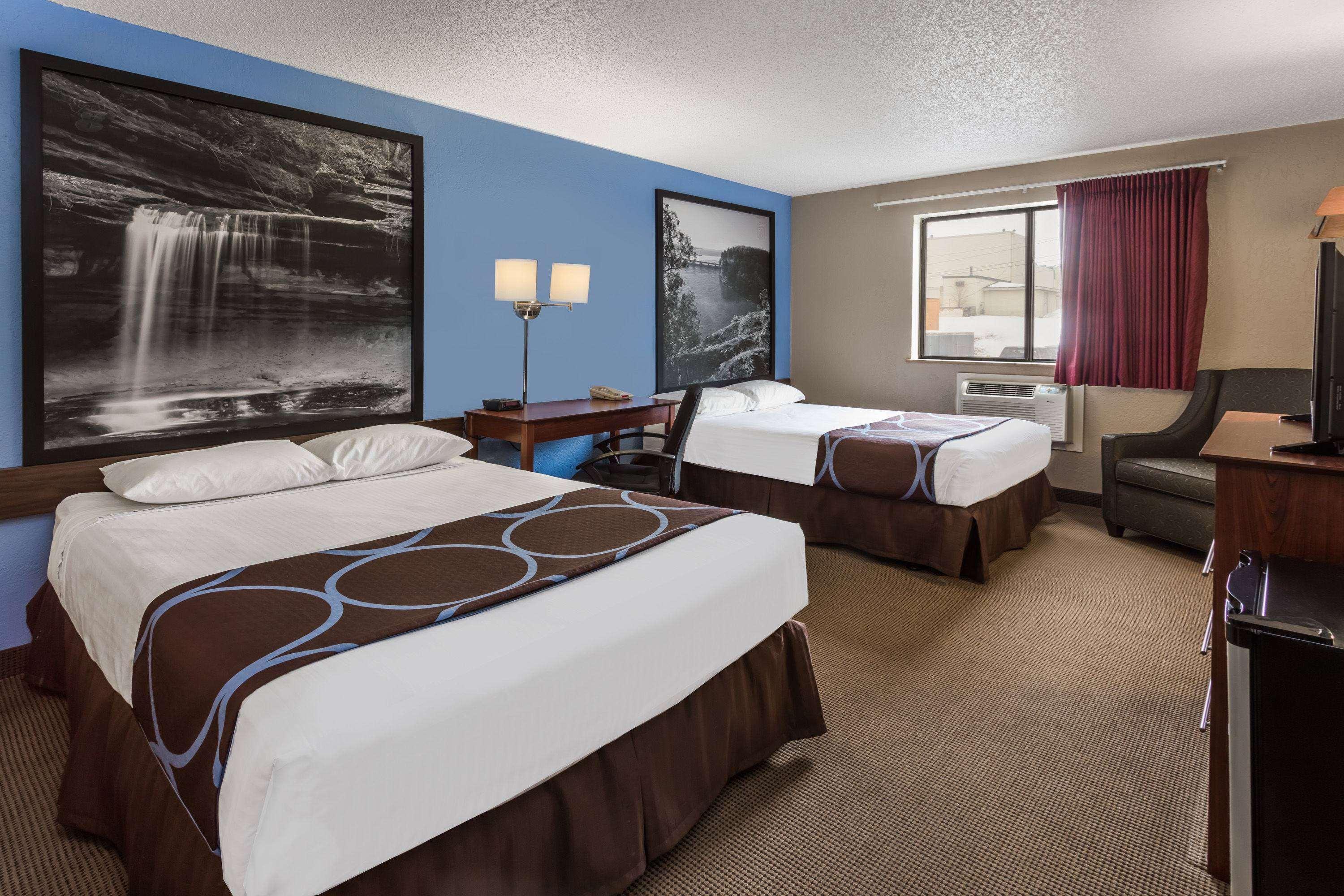 Super 8 By Wyndham Dubuque Motel Exterior photo