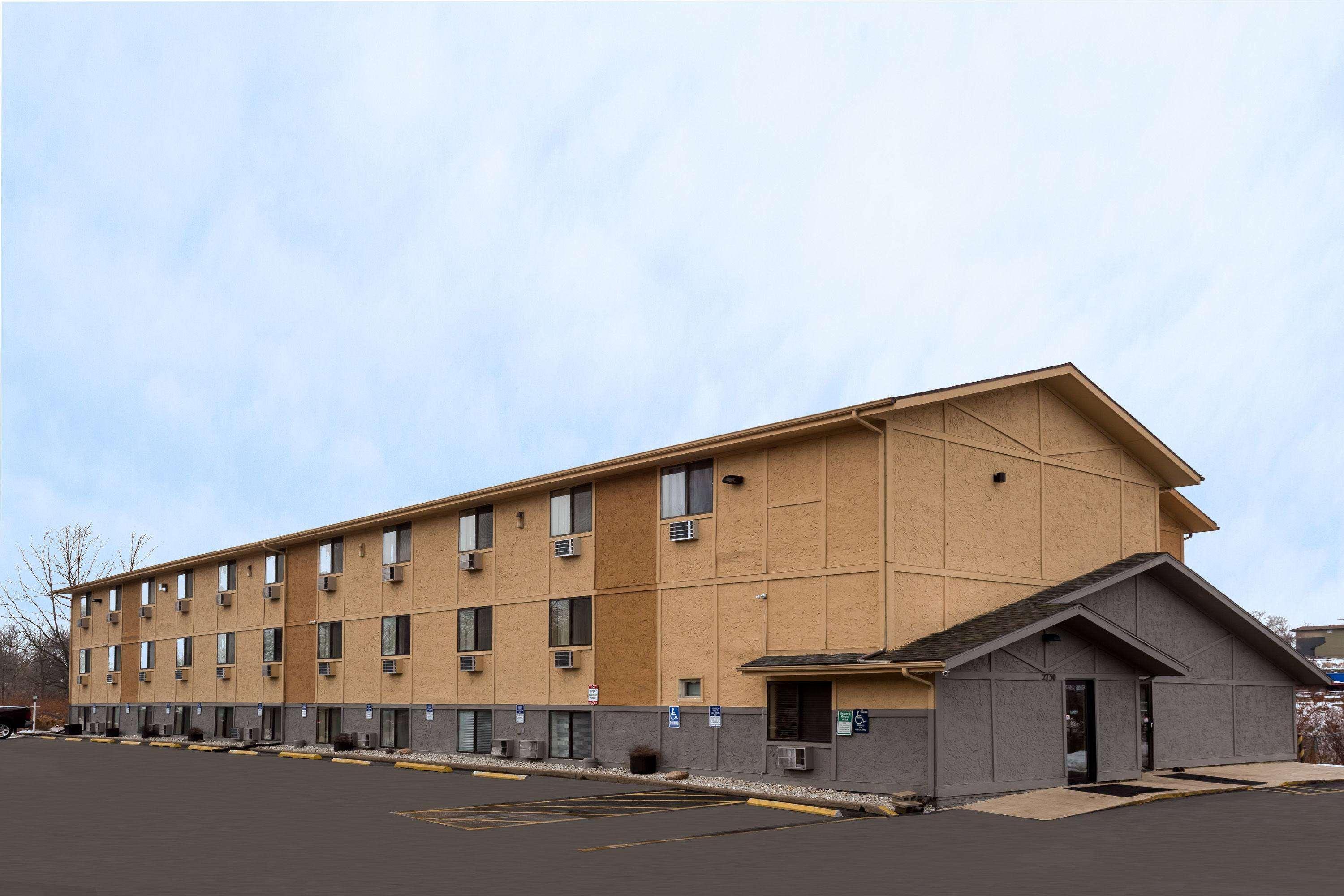 Super 8 By Wyndham Dubuque Motel Exterior photo