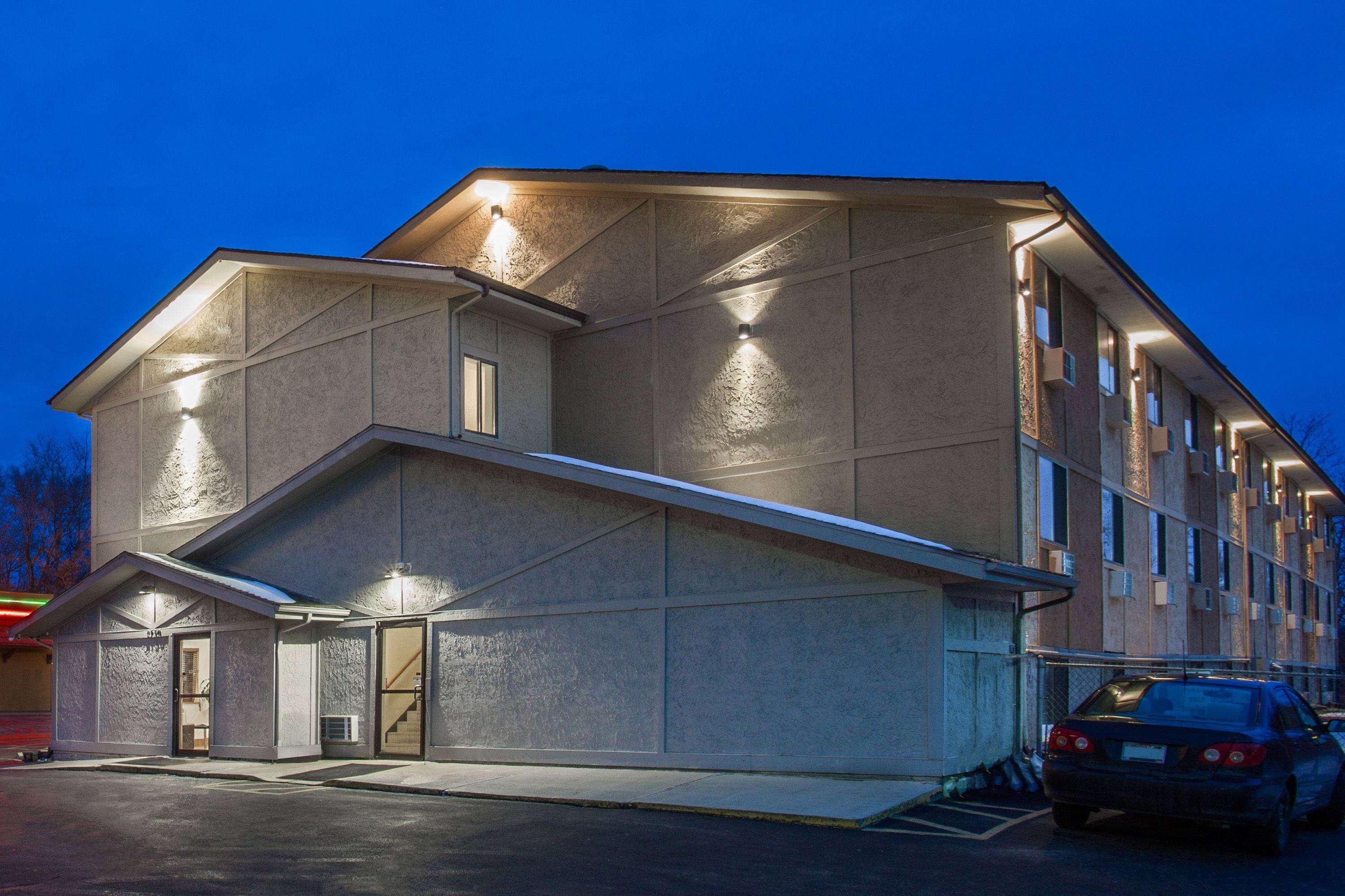 Super 8 By Wyndham Dubuque Motel Exterior photo