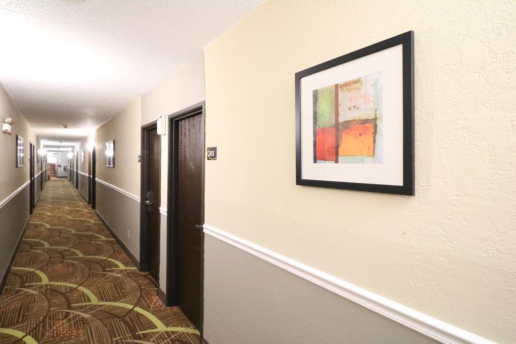 Super 8 By Wyndham Dubuque Motel Exterior photo