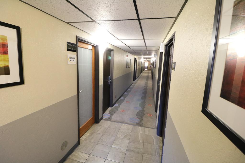 Super 8 By Wyndham Dubuque Motel Exterior photo
