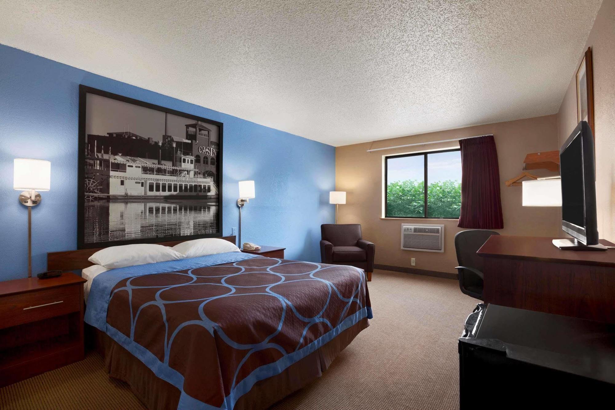 Super 8 By Wyndham Dubuque Motel Exterior photo