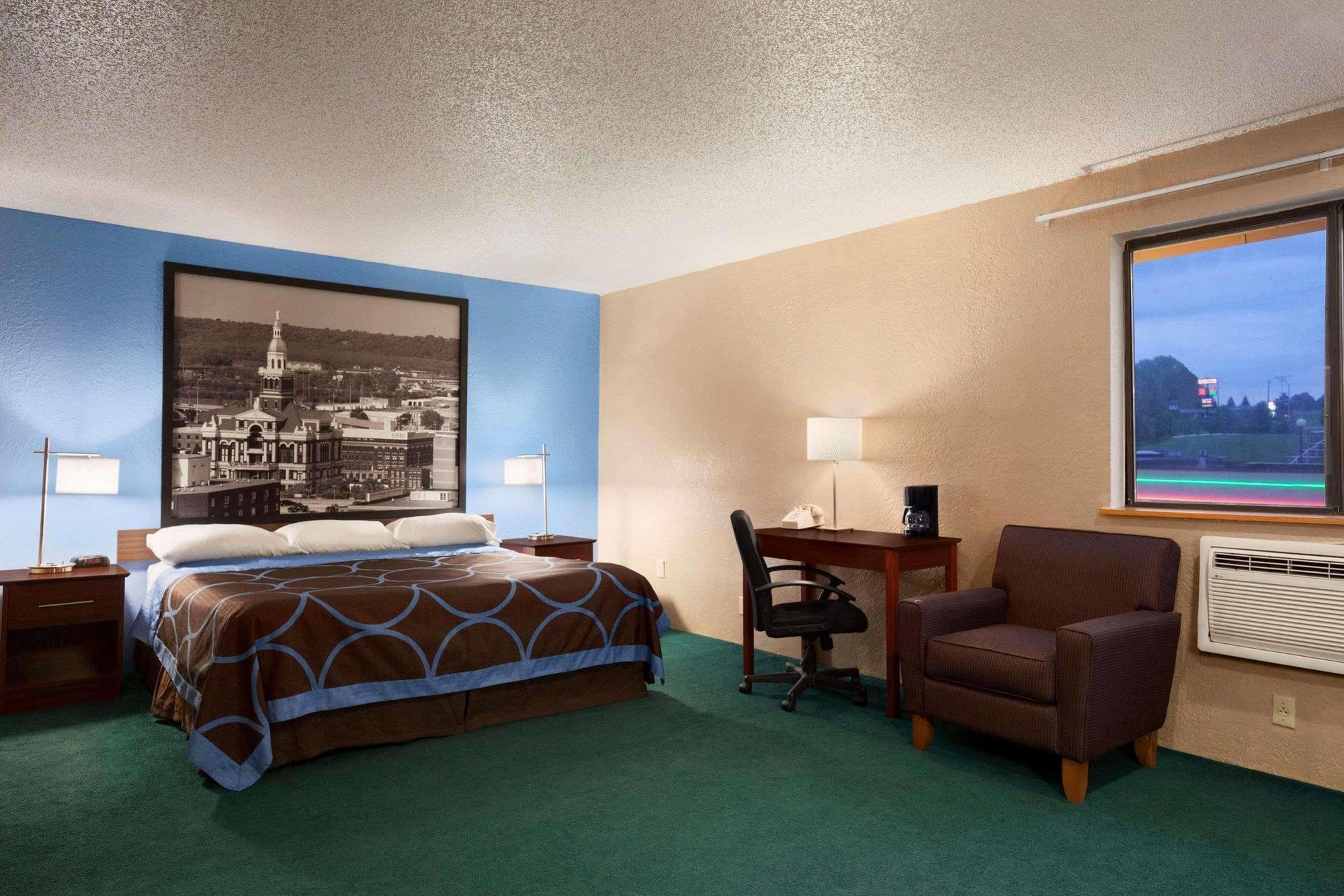 Super 8 By Wyndham Dubuque Motel Exterior photo