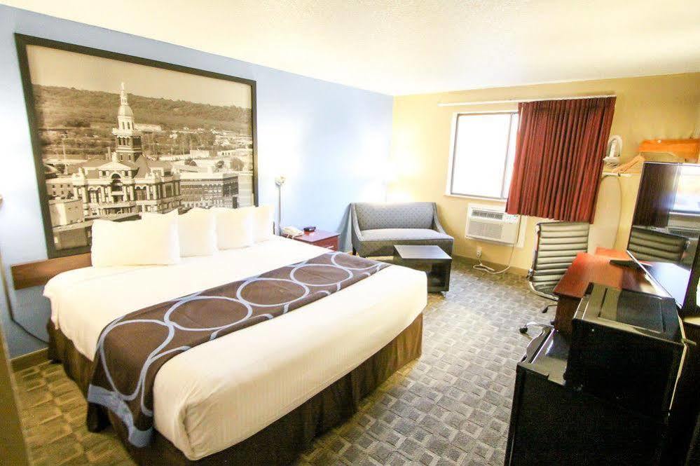 Super 8 By Wyndham Dubuque Motel Exterior photo