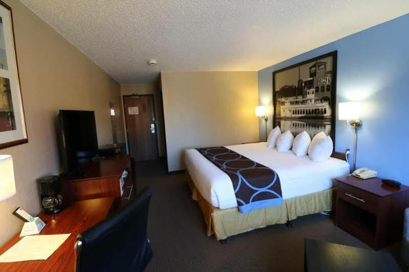 Super 8 By Wyndham Dubuque Motel Exterior photo