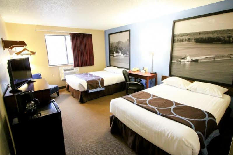 Super 8 By Wyndham Dubuque Motel Exterior photo